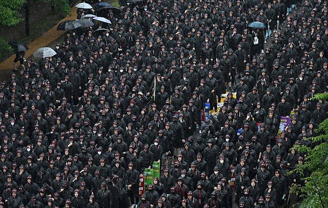 2024년 7월 경기 화성시 삼성전자 화성사업장 H1 정문 앞에서 열린 총파업 궐기대회에서 노조원들이 구호를 외치고 있다. 화성=이상섭 기자