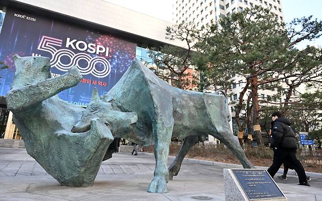 서울 여의도 한국거래소 입구에 강세장을 의미하는 황소상이 보이고 있다. 임세준 기자