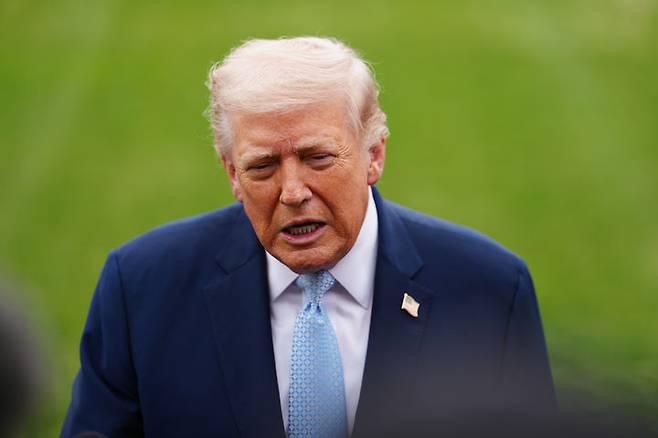 [워싱턴=AP/뉴시스]이란 측과 종전 관련 논의를 시작했다며 에너지 인프라 공습을 5일간 보류한 도널드 트럼프 미국 대통령이 23일(현지 시간) 양국간 직접 대화에 나설 계획을 밝혔다. 사진은 트럼프 대통령이 20일(현지 시간) 백악관에서 전용 헬기에 탑승하기 앞서 취재진 질문에 답하는 모습. 2026.03.24.