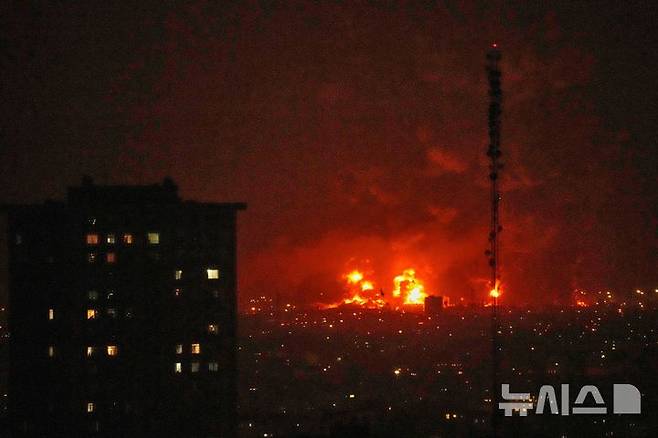 [테헤란=AP/뉴시스] 미국-이스라엘과 이란 간 전쟁이 이어지고 있는 가운데 지난 7일(현지 시간) 이란 테헤란의 석유 저장 시설에서 불길이 치솟고 있다. 2026.03.24.