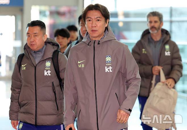 [인천공항=뉴시스] 이영환 기자 = 홍명보 축구대표팀 감독이 23일 오전 인천국제공항 제2여객터미널을 통해 런던으로 출국하고 있다.FIFA 랭킹 22위 한국은 오는 28일 오후 11시 영국 밀턴케인스의 스타디움 MK에서 '아프리카 강호' 코트디부아르(37위)와 3월 A매치 첫 경기를 치르고 이후 오스트리아 빈으로 이동, 4월1일 오전 3시45분 에른스트 하펠 스타디온에서 '유럽 복병' 오스트리아(24위)와 격돌한다.2026.03.23. 20hwan@newsis.com
