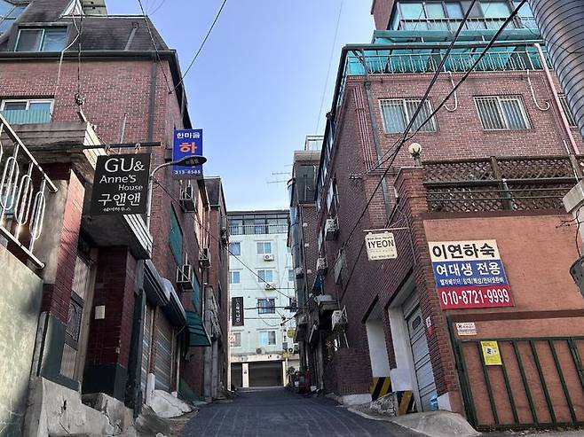 [서울=뉴시스] 윤서진 인턴기자=이화여대 정문 근처에 하숙집이 몰려있다. 2026.3.23 *재판매 및 DB금지 *재판매 및 DB 금지