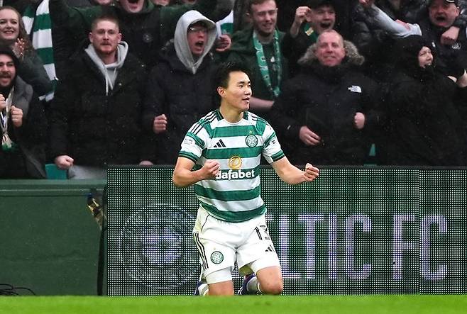 [글래스고=AP/뉴시스] 셀틱의 양현준이 14일(현지 시간) 영국 스코틀랜드 글래스고의 셀틱 파크에서 2025-26 스코티시 프리미어십 30라운드 머더웰과 경기 후반 34분 팀 세 번째 골을 넣은 후 세리머니하고 있다. 양현준은 팀이 0-1로 뒤지던 전반 38분에는 동점 골을 넣어 시즌 첫 멀티 골을 기록했고, 셀틱은 3-1로 승리했다. 2026.03.15.