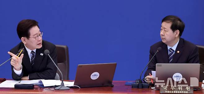 [서울=뉴시스] 고범준 기자 = 이재명 대통령이 청와대에서 열린 국무회의에서 발언하고 있다. 오른쪽은 구윤철 부총리 겸 재정경제부 장관. (청와대통신사진기자단) 2026.03.10. bjko@newsis.com