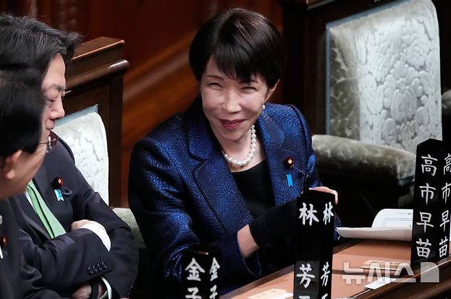 [도쿄=AP/뉴시스] 다카이치 사나에 일본 총리가 지난달 18일 일본 도쿄 국회 중의원 본회의에서 실시된 중의원 총리지명 선거에서 제105대 총리로 선임되자 미소짓고 있다. 2026.03.24.