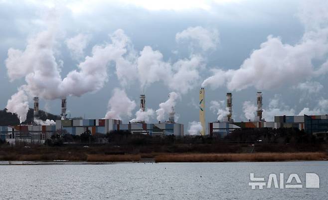 [인천=뉴시스] 전진환 기자 = 인천 서구 서인천복합화력발전소 굴뚝에서 수증기가 뿜어져 나오고 있는 모습. 2026.01.12. amin2@newsis.com