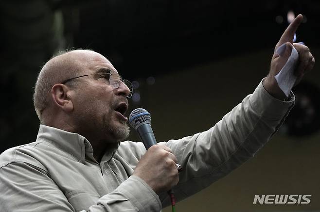 [테헤란=AP/뉴시스] 모하마드 바게르 갈리바프 이란 국회의장이 26일(현지시각) 테헤란에서 오늘 28일의 조기 대선을 앞두고 유세 연설을 하고 있다.  갈리바프 의장은 대선 후보 중 가장 서열이 높은 인물로, 대선 가도에서 선두를 달리고 있는 것으로 평가된다. 2024.06.27.