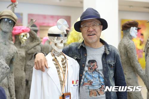 【서울=뉴시스】박현주 기자 =씨킴 작가가 자신의 작품앞에서 환하게 웃고 있다. 2017. 06.12. hyun@newsis.com