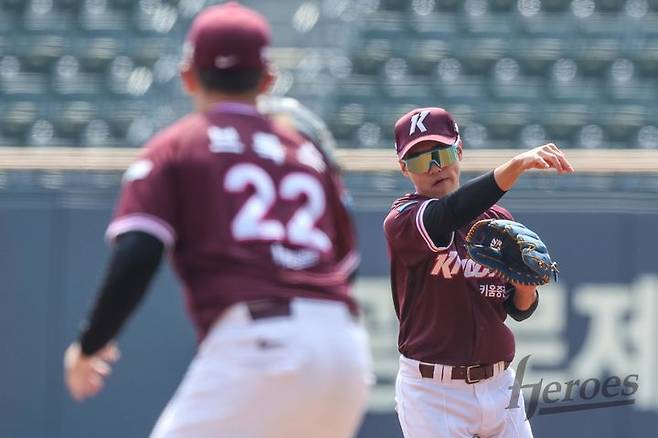 [서울=뉴시스] 프로야구 키움 히어로즈 박한결이 24일 서울 잠실구장에서 열린 2026 신한 쏠 KBO리그 시범경기 LG 트윈스전에 공을 송구하고 있다. (사진=키움 히어로즈 제공) 2026.03.24. *재판매 및 DB 금지
