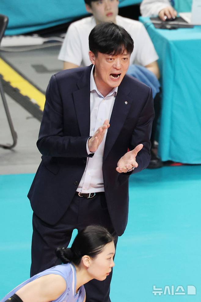 [서울=뉴시스] 김진아 기자 = 29일 서울 장충체육관에서 열린 프로배구 2025~2026 V-리그 여자부 GS칼텍스와 흥국생명의 경기, GS칼텍스 이영택 감독이 작전을 지시하고 있다. 2026.01.29. bluesoda@newsis.com