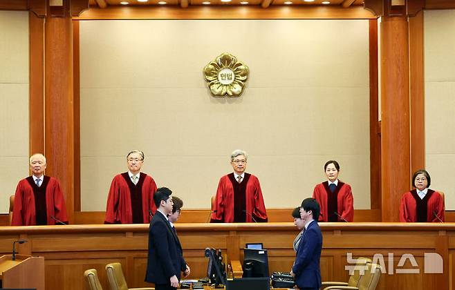 [서울=뉴시스] 최진석 기자 = 김상환 헌법재판소장을 비롯한 헌법재판관들이 지난 2월 26일 서울 종로구 헌법재판소 대심판정에서 열린 2월 심판사건 선고를 위해 입장하고 있다. 2026.03.24. myjs@newsis.com