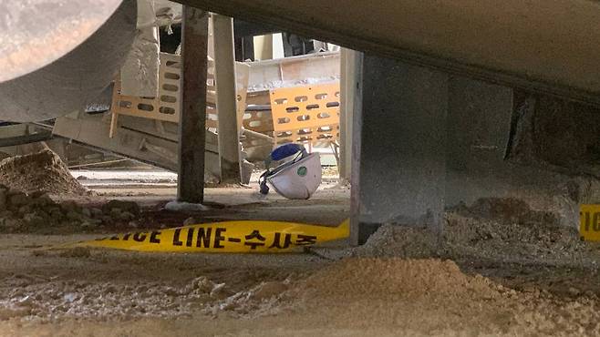 뚜안 씨 사고 발생 다음날인 11일 오후, 중앙산업을 방문했던 경인일보 기자가 촬영한 사진. 뚜안 씨 사고 장소를 가리키는 폴리스라인이 땅에 떨어져 있다. 사진 출처 : 경인일보