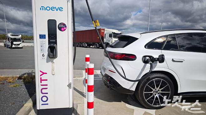 충전 중인 디 올-뉴 일렉트릭 GLC. 박희원 기자