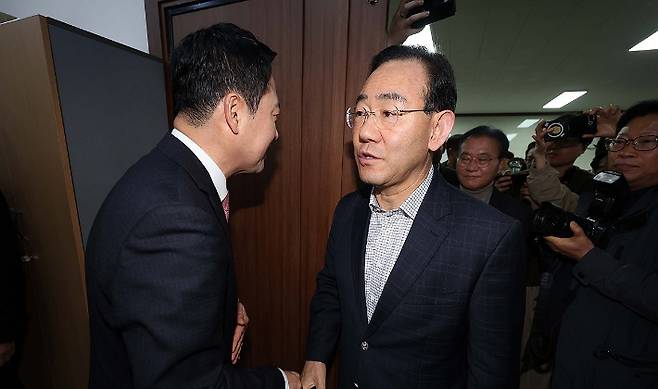 22일 오전 국민의힘 대구시당에서 열린 장동혁 대표와 지역 국회의원의 비공개 연석회의에서 주호영 의원이 장 대표와 악수를 하고 있다. 연합뉴스