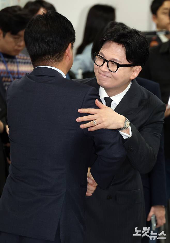 국민의힘 한동훈 전 대표가 20일 서울 여의도 국회 소통관에서 열린 김종혁 전 최고위원의 중앙윤리위 징계에 대한 법원의 효력정지 가처분 인용 결정 관련 기자회견에 참석하며 김 전 최고위원과 포옹을 하고 있다. 윤창원 기자