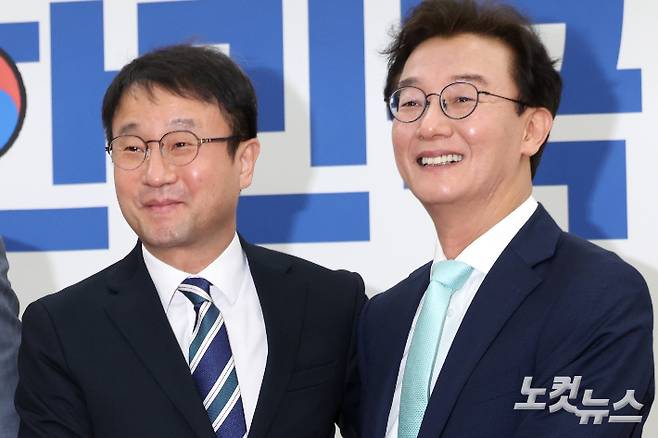 더불어민주당 한병도 원내대표와 전재수 의원이 24일 서울 여의도 국회에서 열린 부산 글로벌허브도시 조성에 관한 특별법안 관련 간담회에서 손을 잡고 있다. 윤창원 기자