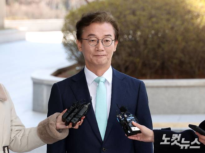 통일교 측으로부터 한일 해저터널 건설 사업 추진 등을 대가로 금품을 받은 혐의를 받는 더불어민주당 전재수 의원이 19일 서울 서초구 정교유착 비리 의혹을 수사하는 검경 합동수사본부에 피의자 신분으로 출석하고 있다. 황진환 기자