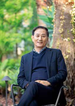 온실리움 이상칠 대표가 미소 짓고 있다.