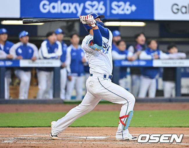 [OSEN=대구, 이석우 기자] 23일 대구삼성라이온즈파크에서 2026 신한 SOL KBO 리그 시범경기 삼성 라이온즈와 KIA 타이거즈의 경기가 열렸다. 홈팀 삼성은 양창섭이, 방문팀 KIA는 양현종이 선발 출전했다. 삼성 라이온즈 김영웅이 2회말 1사 우월 솔로 홈런을 치고 있다. 2026.03.23 / foto0307@osen.co.kr