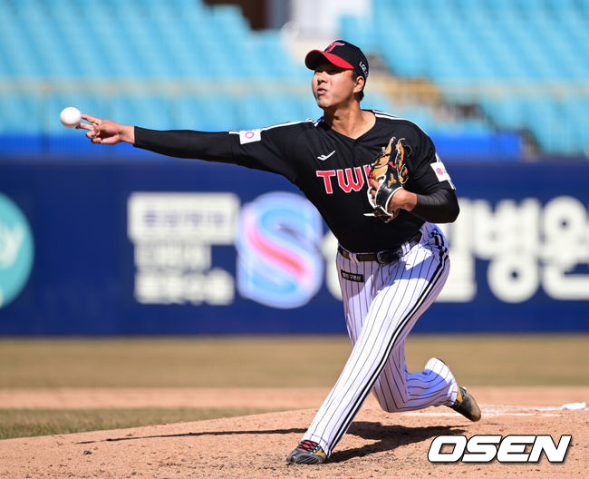 [OSEN=대구, 김성락 기자] 14일 오후 대구 삼성라이온즈파크에  2025 신한 SOL뱅크 KBO 리그 시범경기 삼성 라이온즈와 LG 트윈스의 경기가 열렸다. 4회말 2사 1루 LG 정우영이 마운드에 올라 힘차게 공을 뿌리고 있다. 2025.03.14 / ksl0919@osen.co.kr