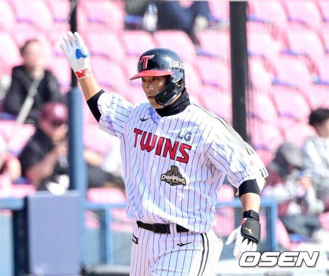 [OSEN=잠실, 최규한 기자] 23일 서울 잠실야구장에서 ‘2026 신한 SOL KBO리그’ LG 트윈스와 키움 히어로즈의 시범경기가 열렸다.홈팀 LG는 라클란 웰스, 방문팀 키움은 하영민을 선발로 내세웠다.7회말 2사 만루 상황 LG 송찬의가 추격의 좌월 만루포를 날리고 그라운드를 돌며 기뻐하고 있다. 2026.03.23 / dreamer@osen.co.kr