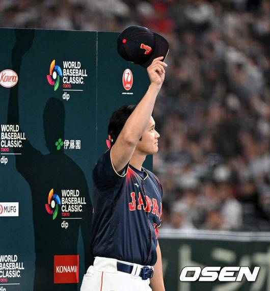 [OSEN=도쿄(일본), 손용호 기자] 월드베이스볼클래식(WBC) 2연패를 향한 일본의 첫 여정이 파괴적이었다. 대만을 5회 콜드게임으로 몰아붙이면서 완벽한 승리를 거뒀다.일본은 6일 일본 도쿄돔에서 열린 ‘2026 월드베이스볼클래식(WBC)’ 1라운드 C조 대만과의 첫 경기에서 13-0, 7회 콜드게임 승리를 거두며 완벽한 출발을 알렸다. 일본은 대회 첫 승을 거뒀고 대만은 2패로 탈락 위기에 몰렸다.경기 종료 후 인터뷰를 마친 일본 오타니 쇼헤이가 모자를 벗어 인사하고 있다. 2026.03.06&nbsp;/spjj@osen.co.kr