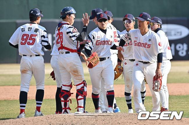 [OSEN=부산, 이석우 기자] 21일 부산 사직야구장에서 2026 신한 SOL KBO 리그 롯데 자이언츠와 한화 이글스의 시범경기가 열렸다. 홈팀 롯데는 로드리게스가, 방문팀 한화는 엄상백이 선발 출전했다.롯데 자이언츠 선수들이 12-6으로 승리한 후 기쁨을 나누고 있다. 2026.03.21 / foto0307@osen.co.kr