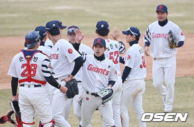 [OSEN=부산, 이석우 기자] 15일 부산 사직야구장에서 2026 신한 SOL KBO 리그 롯데 자이언츠와 LG 트윈스의 시범경기가 열렸다. 홈팀 롯데는 비슬리가, 방문팀 LG는 이민호가 선발 출전했다.롯데 자이언츠 선수들이 7-4로 역전승한 후 기쁨을 나누고 있다. 2026.03.15 / foto0307@osen.co.kr