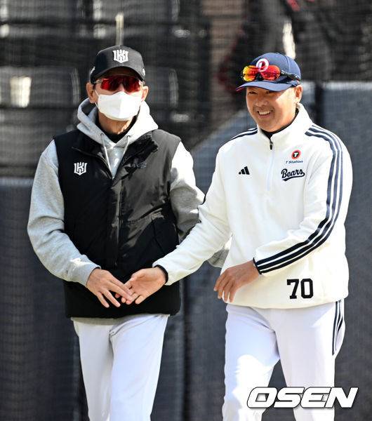 [OSEN=수원, 이대선 기자] 23일 경기도 수원 KT위즈파크에서 ‘2026 신한 SOL KBO리그’ 시범경기 KT 위즈와 두산 베어스의 경기가 열렸다.시범경기는&nbsp;오는 24일까지 각 팀당 12경기씩 총 60경기가 펼쳐진다.경기에 앞서 이강철, 김원형 감독이 이야기를 나누고 있다. 2026.03.23 / sunday@osen.co.kr