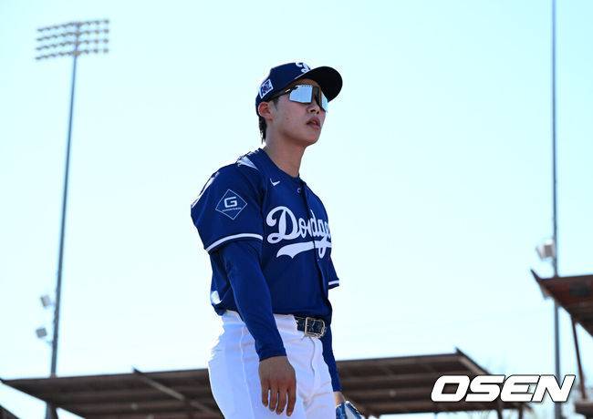 [OSEN=애리조나(미국), 이대선 기자] 26일(한국시간) 미국 애리조나주 글렌데일 캐멀백 랜치에서 2025 메이저리그 시범경기 LA 다저스와 시애틀 매리너스의 경기가 열렸다.김혜성은 다저스와 최대 3+2년 2200만 달러(약 320억원) 계약에 합의하며 메이저리그 진출에 성공했다.LA 다저스 김혜성이 수비를 마치고 이동하고 있다. 2025.02.26 / sunday@osen.co.kr