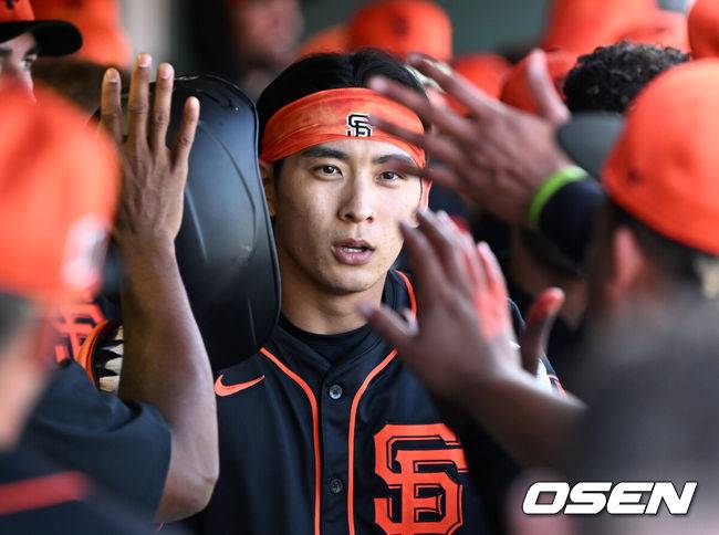 [OSEN=애리조나(미국), 이대선 기자] 25일(한국시간) 미국 애리조나주 스코츠데일 스타디움에서 2025 메이저리그 시범경기 샌프란시스코 자이언츠와 콜로라도 로키스의 경기가 열렸다.8개월 가량 재활을 마친 샌프란시스코 자이언츠 이정후는 이제 메이저리그 데뷔 2년차 시즌을 준비한다. 1회말 2사 샌프란시스코 자이언츠 이정후가 우월 솔로 홈런을 치고 더그아웃에서 동료들과 환호하고 있다. 2025.02.25 / sunday@osen.co.kr