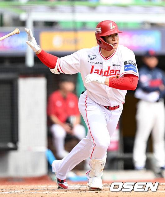 [OSEN=인천, 이대선 기자] 24일 인천 SSG랜더스필드에서 ‘2026 신한 SOL KBO리그’ 시범경기 SSG 랜더스와 롯데 자이언츠의 경기가 열렸다.시범경기는 오는 24일까지 각 팀당 12경기씩 총 60경기가 펼쳐진다.4회말 1사 2루에서 SSG 김재환이 우전 적시 2루타를 치고 있다. 2026.03.24 / sunday@osen.co.kr