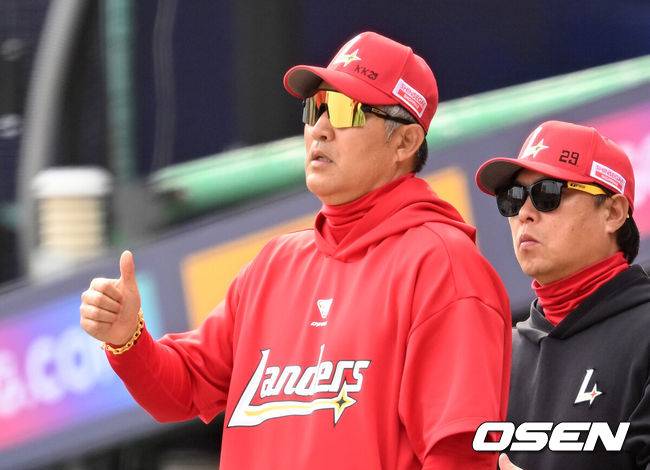 [OSEN=인천, 이대선 기자] 프로야구 SSG 랜더스가 화끈한 홈런쇼를 선보이며 시범경기 최종전을 마무리했다.&nbsp;SSG는 24일 인천 SSG랜더스필드에서 열린 ‘2026 신한은행 SOL Bank KBO리그’ 롯데 자이언츠와의 시범경기 최종전에서 6-3으로 승리했다.&nbsp;경기 종료 후 SSG 이숭용 감독이 선수들과 승리의 기쁨을 나누고 있다. 2026.03.24 / sunday@osen.co.kr