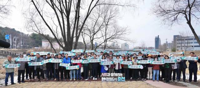 ▲시민과 함께하는 오래뜰정원 가꾸기. ⓒ춘천시