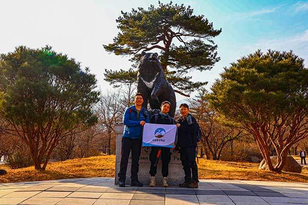 하산 후 반달가슴곰 동상 앞에서 찍은 단체 사진.