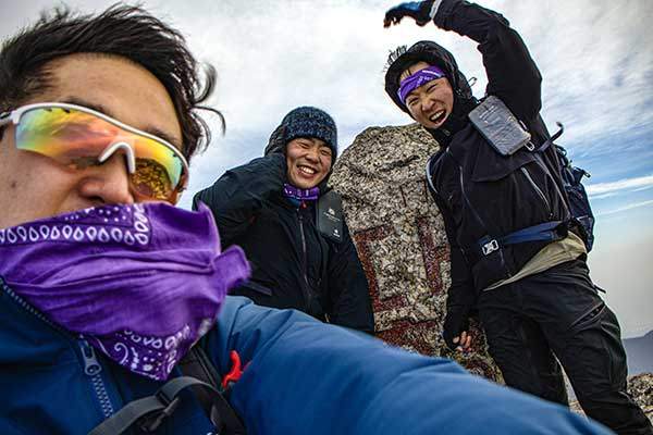 대청봉에서 매서운 바람을 온몸으로 버티며 사진을 남겼다.