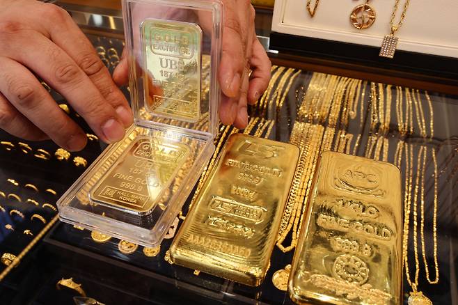 ‘중동전쟁 장기화’라는 악재 속에서도 금값이 힘을 쓰지 못하고 있다. 연합뉴스