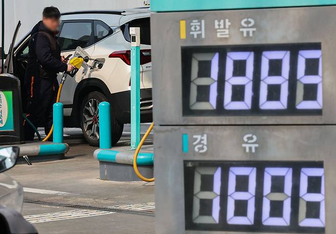 서울 시내 한 주유소에 유가 가격이 게시돼 있다. 뉴시스