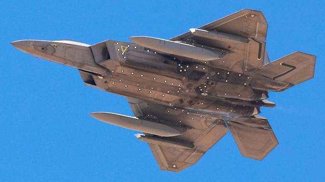 미 공군 F-22 랩터 전투기가 미국 모하비 시험 구역 상공에서 비행하고 있다. 기체 하부에는 저피탐 외부 연료탱크와 적외선 센서 포드로 추정되는 장비가 장착돼 있다. 재로드 해밀턴