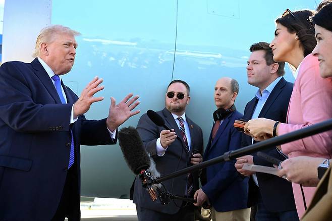 도널드 트럼프 미 대통령이 23일(현지 시간) 플로리다주 공항에서 기자들의 질문에 답하고 있다. AFP연합뉴스