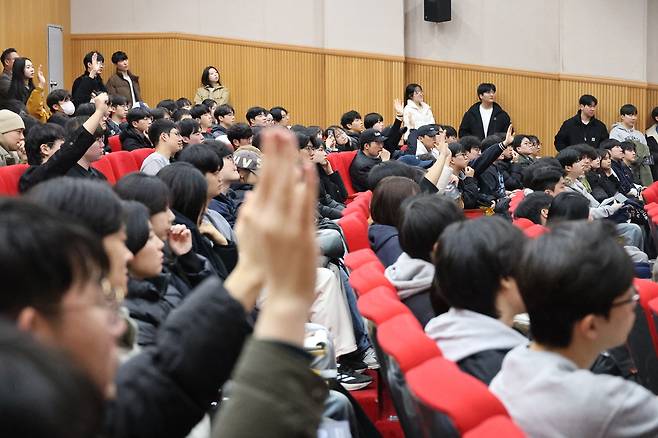 지난 9일 SK하이닉스 채용설명회가 열린 충북대학교 개신문화관에서 학생들이 채용 조건에 대해 질문하고 있다. /연합뉴스