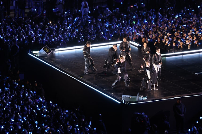 방탄소년단(BTS)이 21일 서울 광화문광장에서 컴백 기념 공연인 ‘BTS 컴백 라이브: 아리랑’을 펼치고 있다. 사진공동취재단
