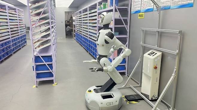3일(현지 시간) 중국 베이징 하이뎬구 중관춘에 위치한 무인 의료기기 판매점에서 갤봇의 휴머노이드 로봇이 주문받은 콘택트렌즈를 찾기 위해 움직이고 있다. 연합뉴스
