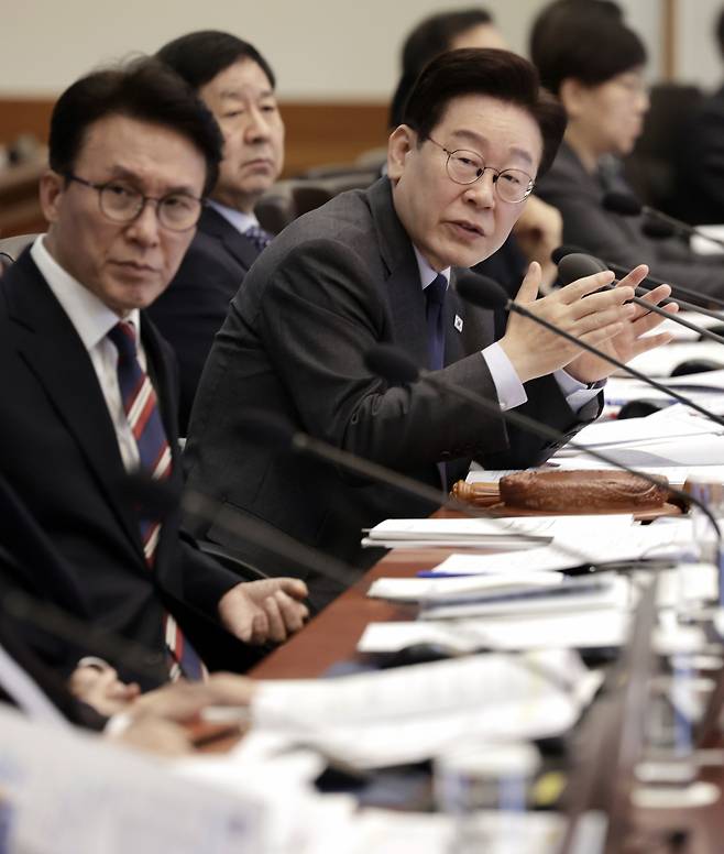 이재명 대통령이 24일 청와대에서 열린 국무회의에서 발언하고 있다. 연합뉴스