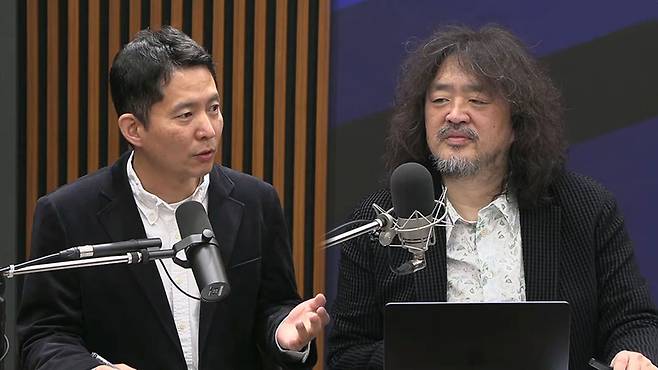 3월10일 유튜브 채널 ‘김어준의 겸손은 힘들다 뉴스공장’에서 장인수 기자(왼쪽)가 ‘공소 취소 거래설’ 관련 발언을 하고 있다. 오른쪽은 방송인 김어준씨.ⓒ유튜브 방송 ‘김어준의 겸손은 힘들다 뉴스공장’ 갈무리