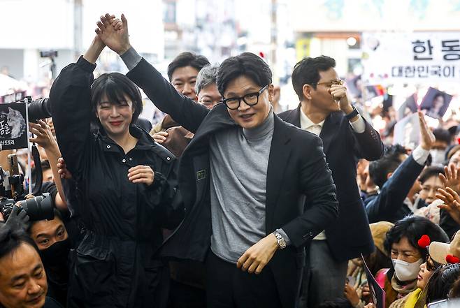 한동훈 전 국민의힘 대표가 22일 서울 동대문구 경동시장을 방문해 지지자 및 상인들과 인사하고 있다. ⓒ공동취재