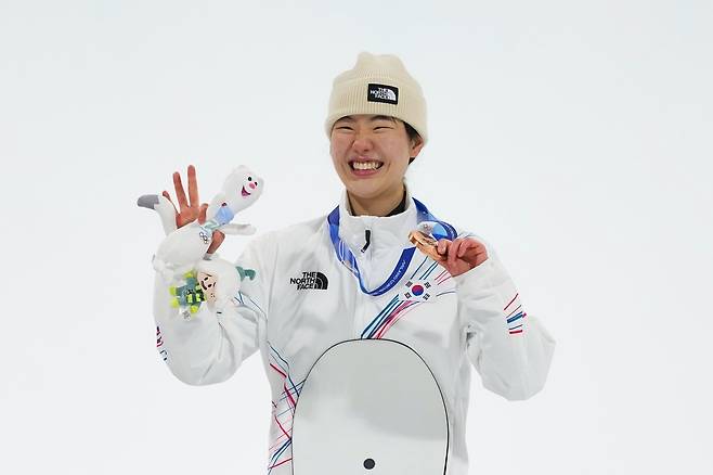 유승은이 2026밀라노·코르티나담페초동계올림픽 스노보드 여자 빅에어 결선에서 동메달을 따낸 뒤 환하게 웃고 있다. 리비뇨｜AP뉴시스