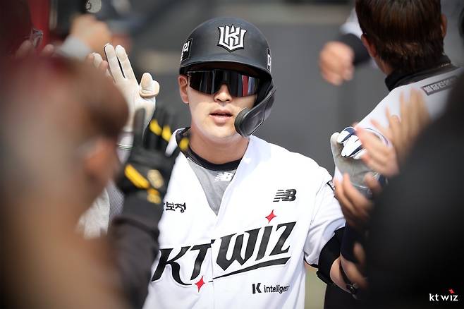 KT 한승택이 24일 수원KT위즈파크서 열린 두산과 시범경기서 홈런을 친 뒤 동료들의 환영을 받고 있다. 사진제공｜KT 위즈
