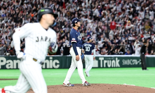 일본 스즈키가 7일 WBC 한국전에서 3회말 고영표로부터 홈런을 날린 뒤 그라운드를 돌고 있다. 연합뉴스