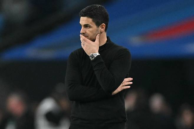 아스널 미켈 아르테타 감독이 23일 카라바오컵 결승 맨시티전에서 답답한 표정으로 그라운드를 바라보고 있다. AFP연합뉴스